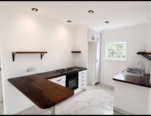 2 BEDROOM PROPERTY TO RENT IN FISH HOEK